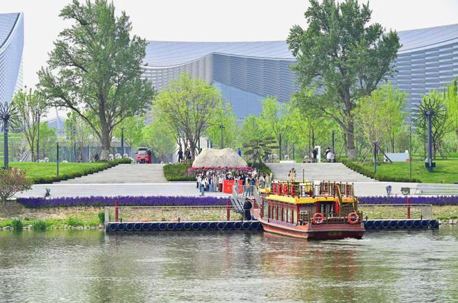 -2：三大+书市+特色小镇打卡文旅新地标